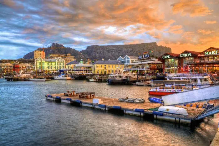 Das quirlige Herz Kapstadts aber ist die Victoria &amp; Alfred Waterfront mit ihren zahllosen Geschäften, Hotels und Restaurants.