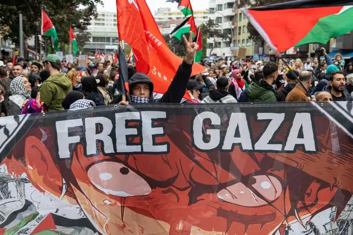 Pro-Palästinensische Demo in Berlin Berlin, Deutschland - 6.10.2024: Pro-Palästinensische Demonstranten protestieren am Kottbusser Tor in Berlin-Kreuzberg unter dem Motto - Demo gegen Genozid in Gaza - am Vortrag des Jahrestages, als am 7. Oktober 2023 die radikalislamistische Hamas aus Gaza Israel angegriffen, über 1000 Menschen in Israel getötet und Hunderte in den Gazastreifen entführt hatte und sich seitdem Israel im Krieg befindet. Berlin