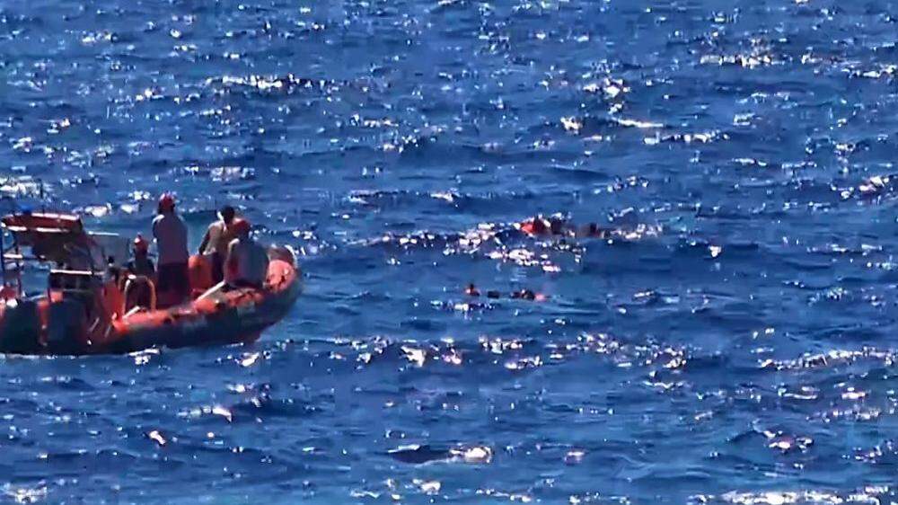600 Migranten mussten im Hafen der Insel übernachten