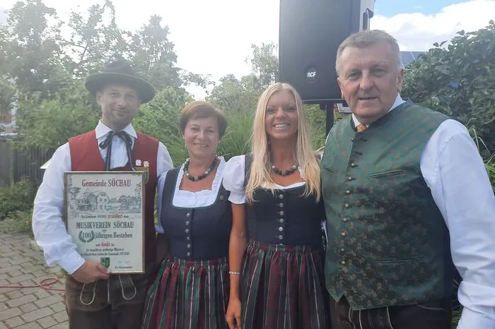 Obmann Valentin Weber mit den Maketenderinnen Ingrid Urschler, Yvonne Gindl und Bürgermeister Josef Kapper (v.l.n.r.)