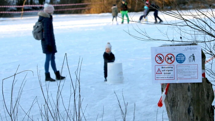 Die kalten Temperaturen machen es nach längerer Zeit wieder möglich: Das Eislaufen beim Dachberg-Teich im Osten der Krappfeld-Metropole. 