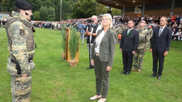 Auf der Sportanlage von Paldau fand in Anwesenheit von Verteidigungsministerin Klaudia Tanner und von mehr als 2000 Gästen die Angelobung von 317 Grundwehrdienern des Einrückungstermines Juli statt. „Ich danke allen Rekrutinnen und Rekruten für ihre Bereitschaft, Verantwortung zu übernehmen. Ihr Engagement ist ein wichtiger Beitrag für die Sicherheit Österreichs“, so die Verteidigungsministerin.