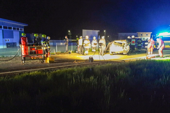 Die Feuerwehren sicherten die Unfallstelle und errichteten einen Brandschutz.