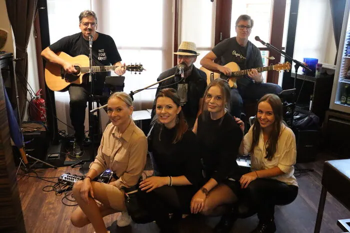 Hofer und ein Teil ihres Teams - am Samstag spielt ab 10 Uhr die Band  "1fach3". "Und dann haben wir bis Open End geöffnet", verkündet Hofer.  