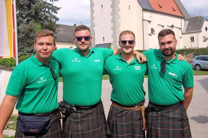Ebenso mit starkem Heimvorteil, die Gruppe  "Kameradschaftsbund"- 