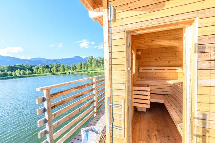 Noch nicht heiß genug? Dann gibt es die schwimmende Sauna.