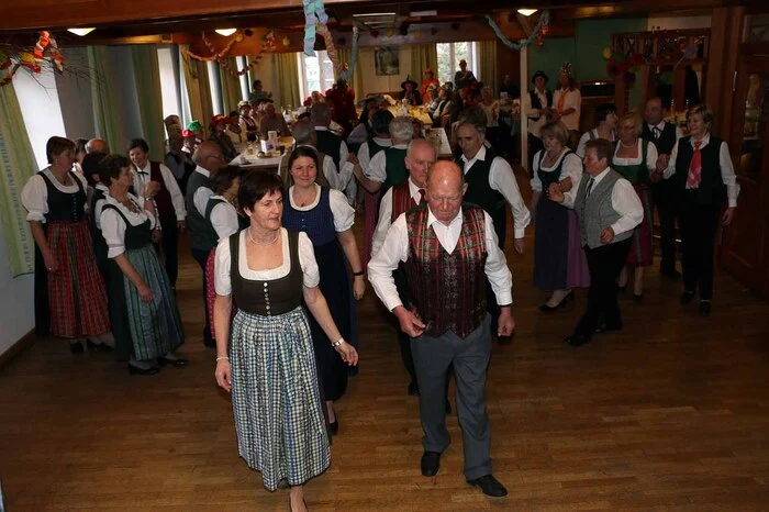Eröffnet wurde diese letzte Veranstaltung des Obermurtaler Tanzmarathons mit einer Polonaise, bei der Erich Langer (93), der Älteste, und Edith Stocker (33), die Jüngste, ein Tanzpaar waren.