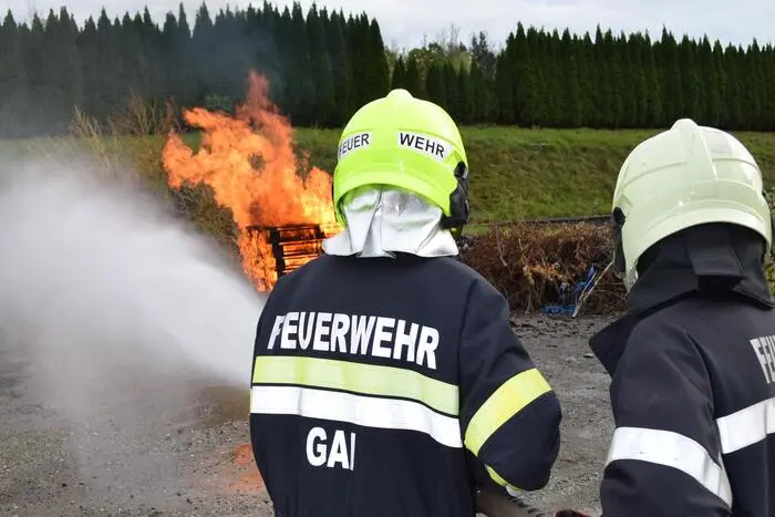 Den Abschluss des Ausbildungstages bildete ein Holzstapelbrand als Übung. Hier konnten die angehenden Feuerwehrmitglieder ihr Können bei der Brandbekämpfung unter Beweis stellen.