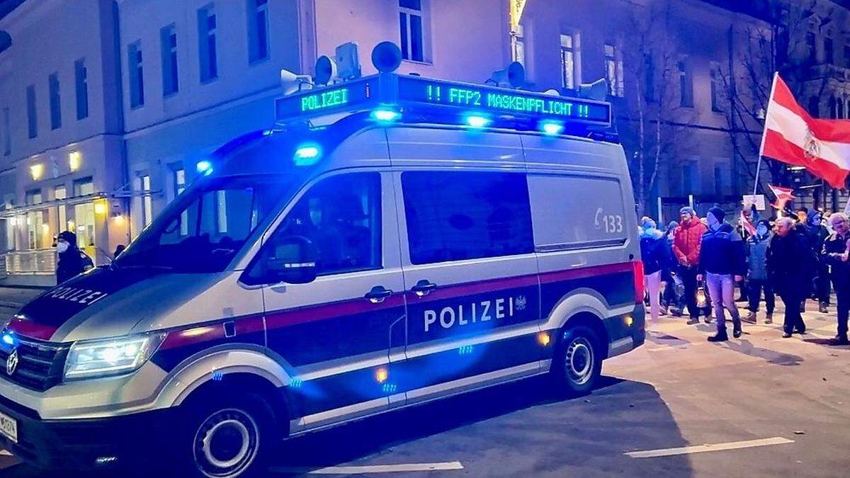 Aufforderung zur Missachtung der Maskenpflicht bei der Coronademo in Leoben sorgt für Anzeige gegen Rederin