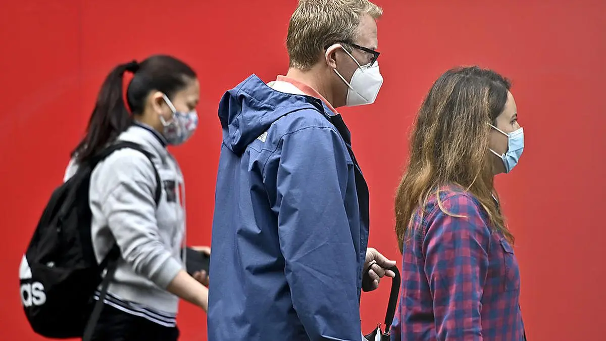 ABD0055_20200718 - WIEN - ÖSTERREICH: ++ THEMENBILD ++ Illustration zum Thema "Coronavirus / Schutzmasken / MNS-Tragepflicht / Maskenpflicht": Passanten am Samstag, 18. Juli 2020, auf der Mariahilferstraße in Wien. - FOTO: APA/HERBERT NEUBAUER