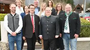 Der neue Gemeinderat der Murauer Gemeinde Schöder mit Bezirkshauptmann Peter Plöbst 