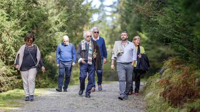 Vor seiner abendlichen Lesung im A-Quartier am Aicher Freizeitsee ließ sich der iranische Star-Autor Mahmud Doulatabadi von einer Wanderung rund um den Steirischen Bodensee inspirieren.