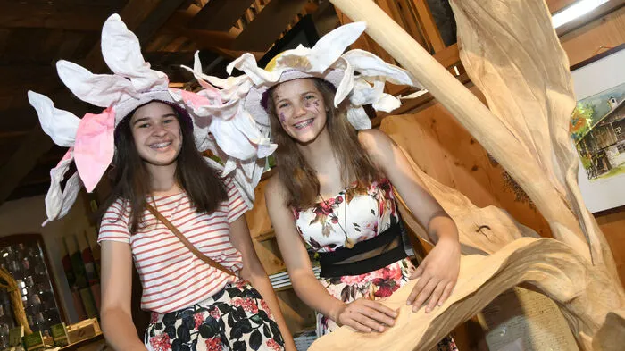 Die Kräuterfeen Nadine Sommer und Elena Wallner bei der Eröffnung des diesjährigen Kräuterfestivals.