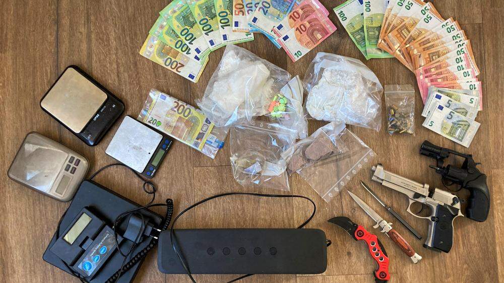 Ergebnis der Hausdurchsuchungen: Ein halbes Kilogramm Kokain, 200 Gramm Heroin, unzählige Schreckschusswaffen sowie mehrere Tausend Euro Bargeld wurden gefunden