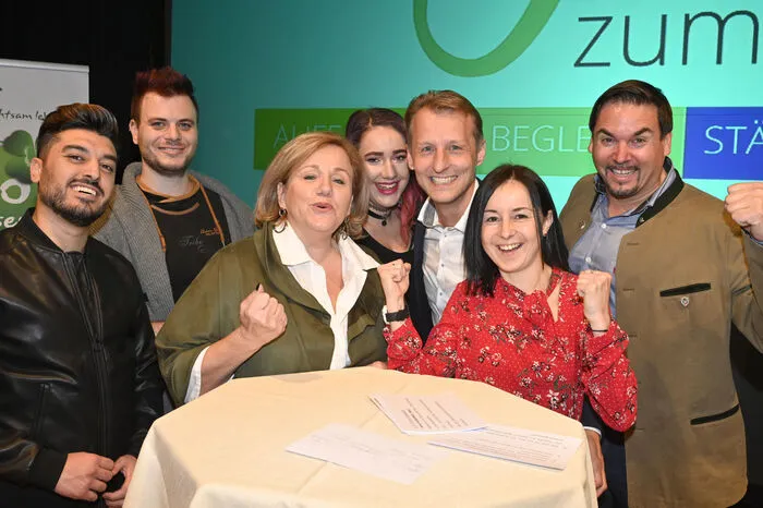 Die Lehrlinge Yazan Kanaan und Alexander Klug, Brigitte Niederbichler vom sozialpädagogischen Dienst, Lehrling Ann-Kathrin Kristl, Lions-Präsident Axel Thomaschütz, Organisatorin Iris Hatberger und Sponsor Stefan Kulterer. 