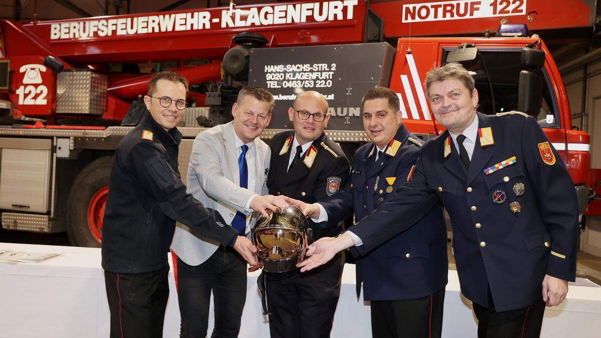 Landesfeuerwehrkommandant Rudolf Robin, Bürgermeister Christian Scheider (TK), Branddirktor Herbert Schifferl, Bezirksfeuerwehrkommandant-Stellvertreter Franz Socher sowie Bezirksfeuerwehrkommandant Gerhard Egger (v.li) gratulierten den ausgezeichneten Feuerwehrleuten