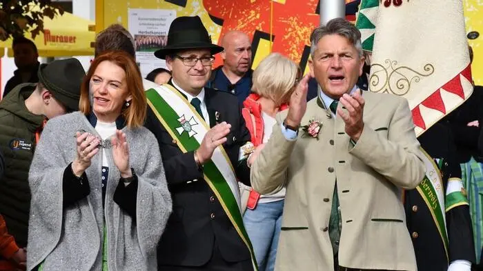 Bürgermeister Albert Brunner (r.) applaudiert beim Maxlaunmarkt 2025 (Foto) und freut sich über die Zahlen der Studie. Links: Landesrätin Simone Schmiedtbauer