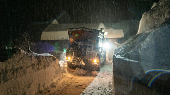 Fräsen kämpfen sich im Oberen Mölltal durch die Schneemassen vor. die Schneehöhe liegt bei 1,8 Meter.