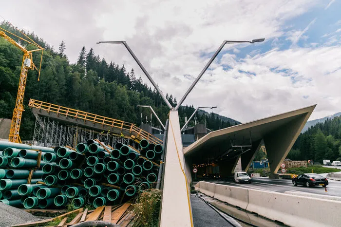 Symmetrie. Das Ein- und Ausfahrtsportal soll Autofahrer "aufs Eintauchen in den Tunnel vorbereiten", wie Fromm sagt.