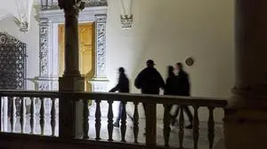 Der finstere Gang eines Schlosses, vier dunkle Gestalten bewegen sich  | Die „Grenzwanderer“ bei ihrer paranormalen Untersuchung 