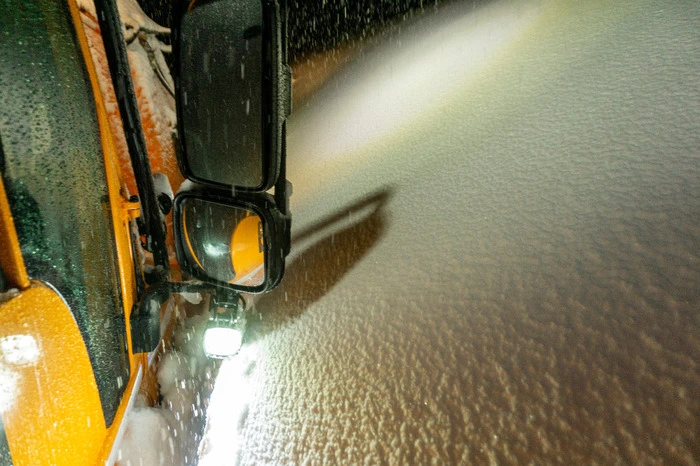 Der LKW muss des Öfteren den Spiegel einklappen, weil der Schnee zu hoch ist.