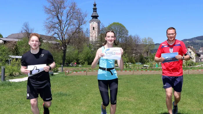 Die Organisatoren von Links: Nikola Steiner, Elisabeth Bretis (Klassensprecherin) und Prof. Manuel Benjamin-Leitner.