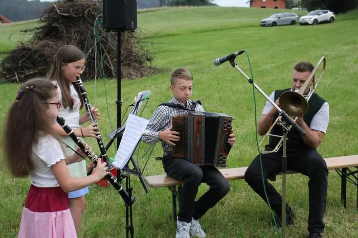 Für die musikalische Umrahmung und beste Unterhaltung sorgten das Alpentrio Edelschrott und die „Zsammgschwanzten“ der Musikschule Köflach mit zünftigen Melodien.