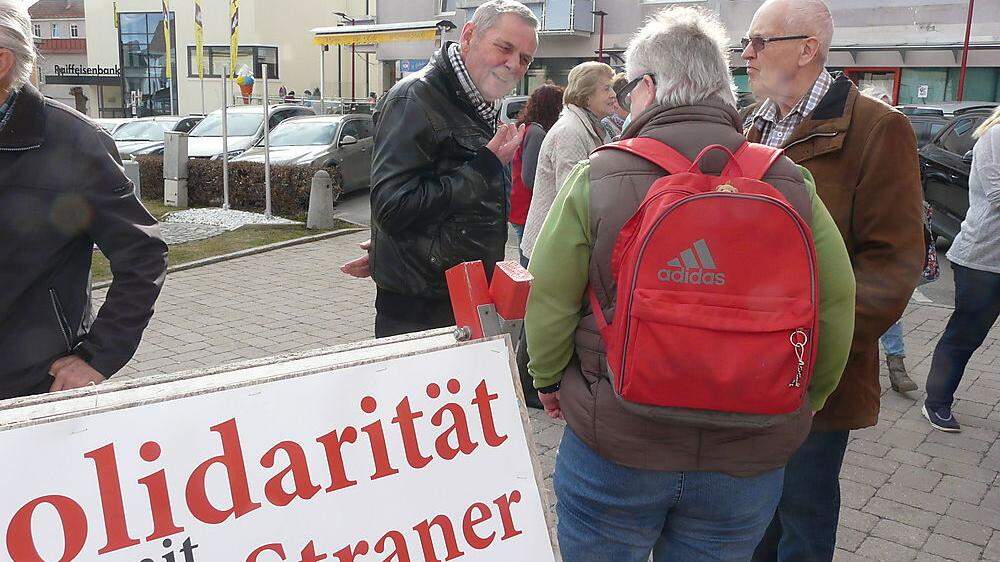 Die SPÖ sammelte vor der Gemeinde, im Einkaufszentrum und bei der Therme Unterschriften
