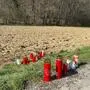 Kerzen und ein kleiner Engel stehen an der Unfallstelle zum Gedenken an die beiden jungen Männer