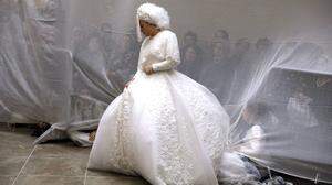 Chassidische Hochzeit in der Stadt Bnei Berak im Nordosten von Tel Aviv. Die Braut steht still im Raum und bittet um Gottes Segen 