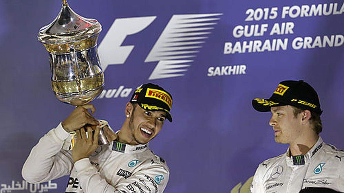 Lewis Hamilton (links) strahlt, der Dritte Nico Rosberg weniger