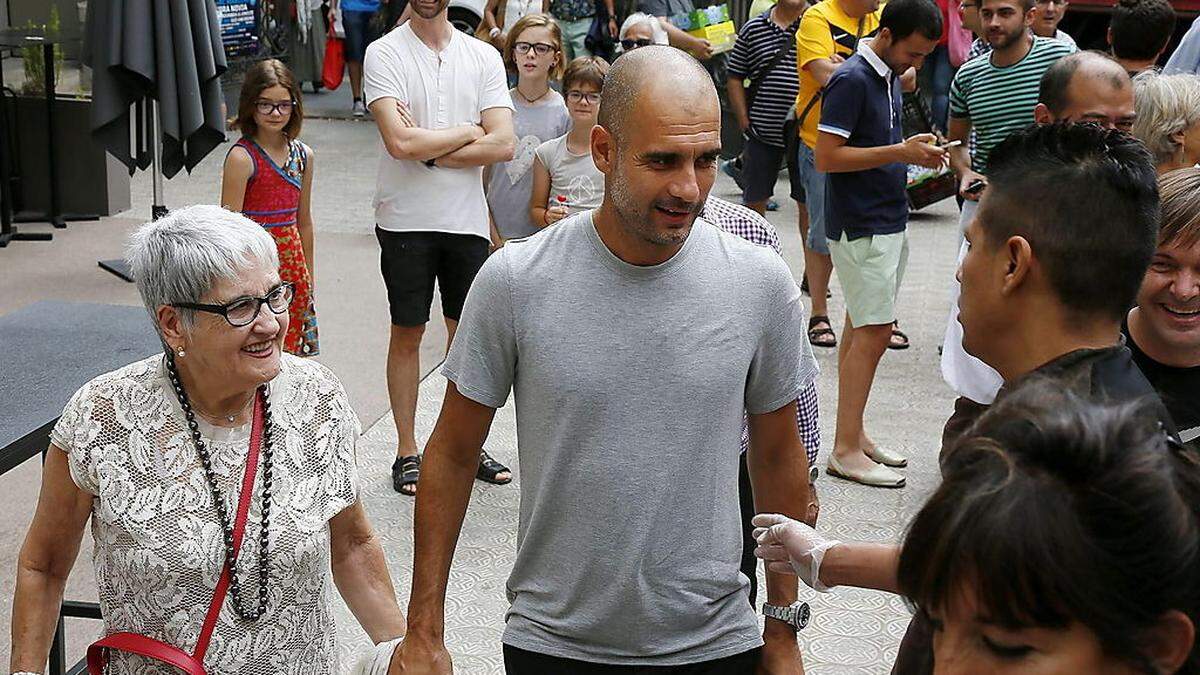 Pep Guardiola, hier mit seiner Mutter, sucht die Zuneigung der Menschen