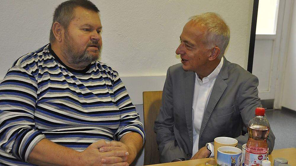 Caritas-Präsident Michael Landau im Gespräch mit einem Besucher des Grazer Marienstüberls