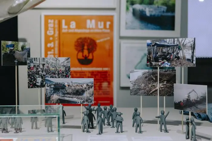 Ausstellungsansicht: Die vielfältigen Proteste gegen das Murkraftwerk - von dem Protestlied-Sampler auf CD bis zum Protestcamp - sind ein wichtiger Teil der Ausstellung