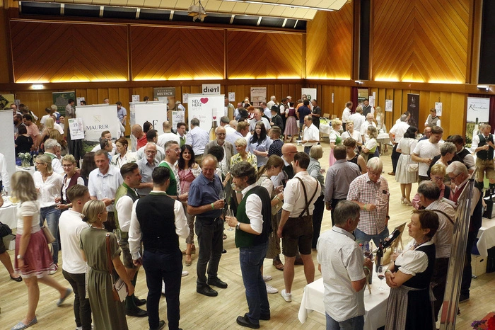 ...luden sieben Weinbauvereine zur Südoststeirischen Weinkost in die Stadthalle Fürstenfeld.