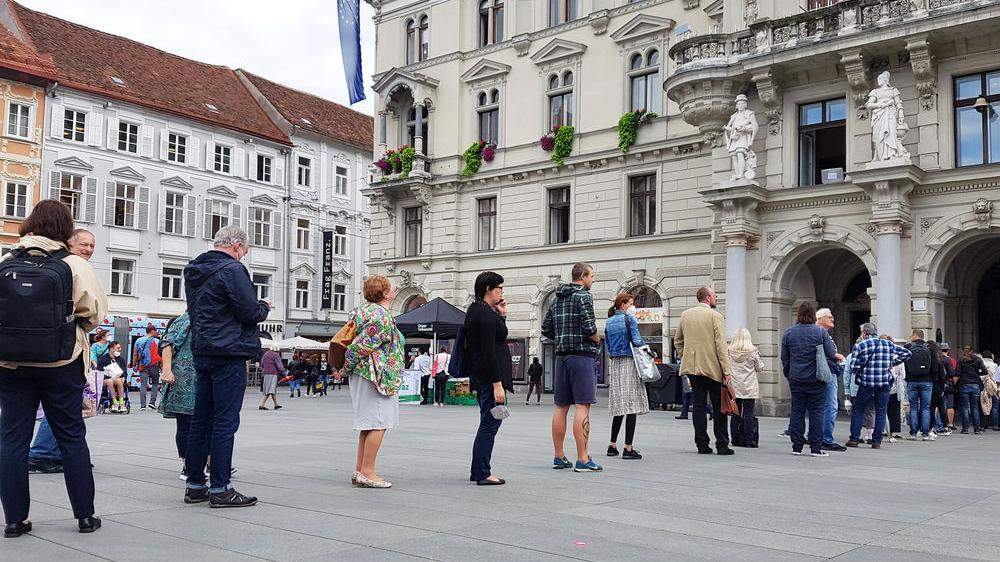 Großer Andrang vor dem Rathaus in Graz