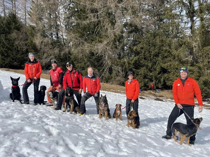 Beim A-Kurs des Lawinenhundelehrgangs (von links): Magdalena Dorner, Kai Broschek, Lorenz Geiger, Franz Eggl, Laura Wirth und Leo Salcher