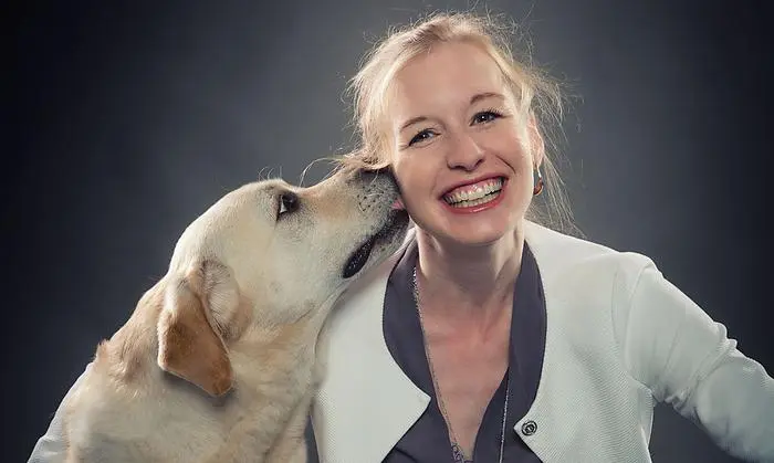 Psychologin Sonja Eherer und Therapiehündin Lila