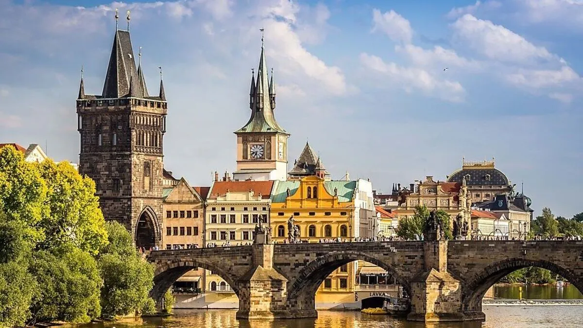 Anfassen  erwünscht: Wer auf der Karlsbrücke die Figur des heiligen Nepomuk berührt, wird in die Stadt zurückkehren – so die Legende