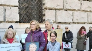 Sterpin (vorne rechts) mit einem Bild der Toten bei einer Kundgebung