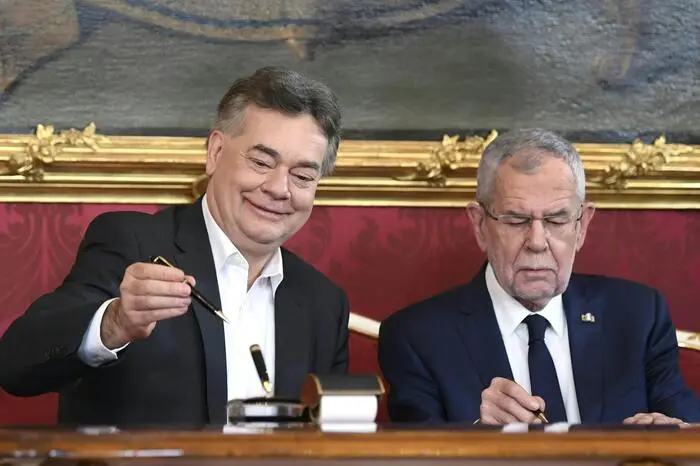 Damit hat Österreich erstmals eine Bundesregierung mit Beteiligung der Grünen - und der frischgebackene Vize-Kanzler Werner Kogler freut sich sichtlich sehr darüber.
