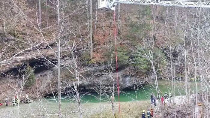 Eine 31-jährige Wienerin hat am Samstag stundenlang im eiskalten Wasser der Salza in Weichselboden (Mariazell) ausharren müssen >>Zum Artikel und zum Video