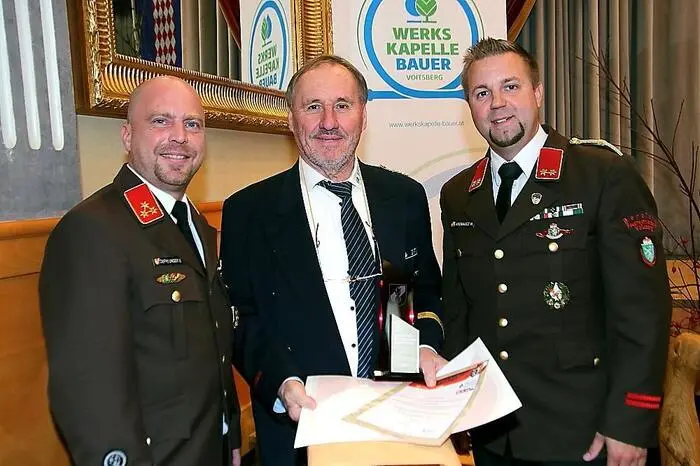  Im Rahmen der Ehrungen wurde die Firma Röhren und Pumpenwerk Bauer GmbH vom Land Steiermark und der Wirtschaftskammer als „Feuerwehrfreundlicher Arbeitgeber 2025“ ausgezeichnet. Die Urkunde überreichten HBI Bernd Unger und OBI Harald Kremaucz an Otto Roiss.