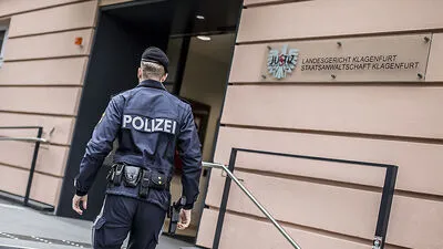 Eine Hass-Posterin steht in Klagenfurt vor dem Richter