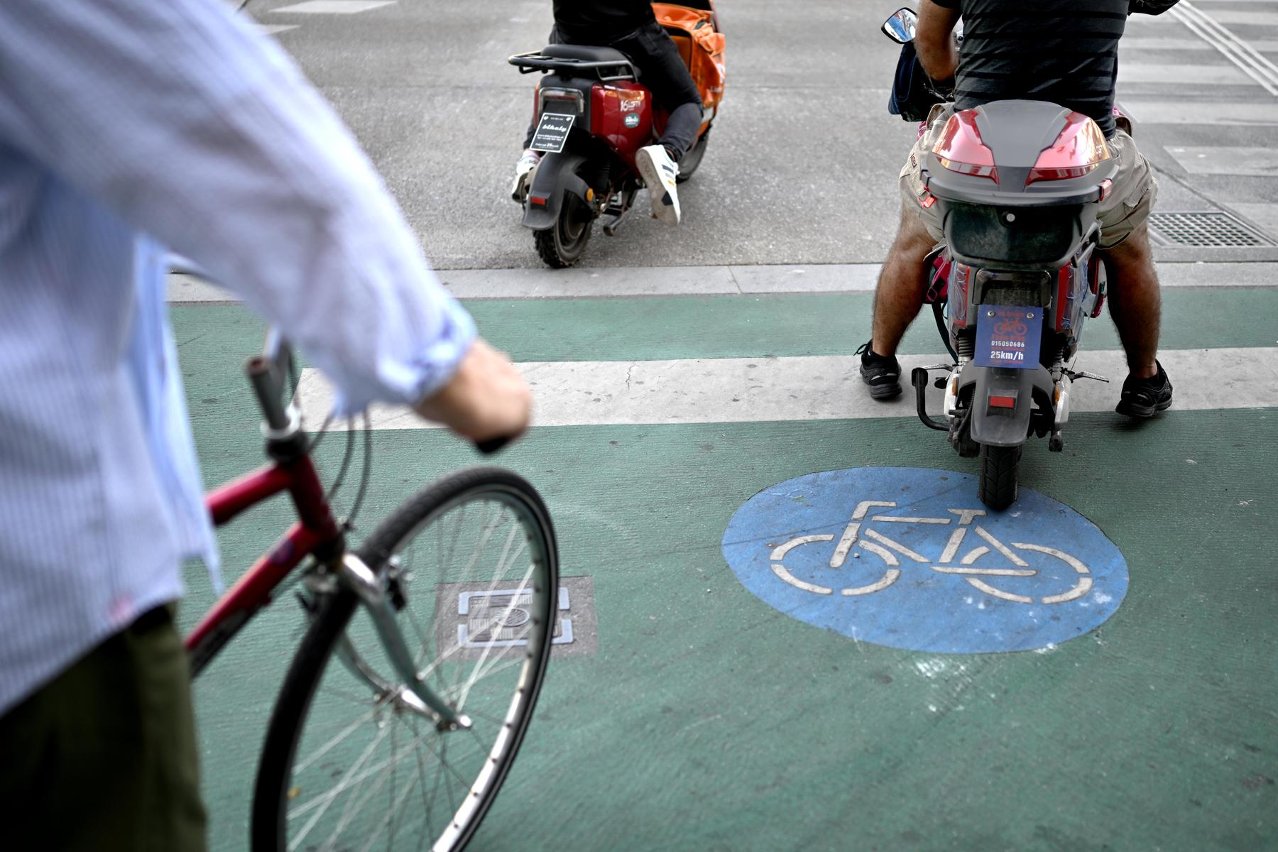 E-Mopeds werden von Radwegen verbannt, Helmpflicht für junge E-Scooter-Fahrer
