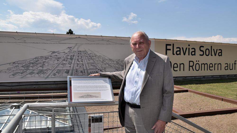 Gert Christian vor seiner riesigen zeichnerischen Darstellung der Römerstadt Flavia Solva