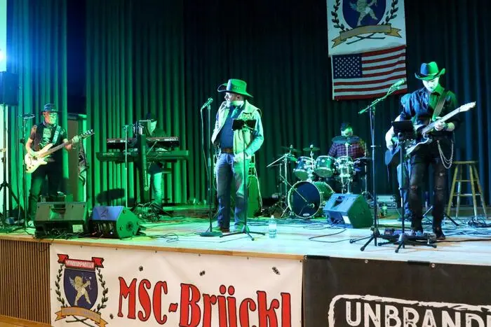 Was auffiel: Nicht nur aus dem Görtschitztal waren die Besucher gekommen, um bei diesem Spektakel dabei zu sein. Übrigens: Für fetzige Klänge sorgte die Westernband „Unbranded“, welche aus Maria Saal „eingeflogen“ wurde.
