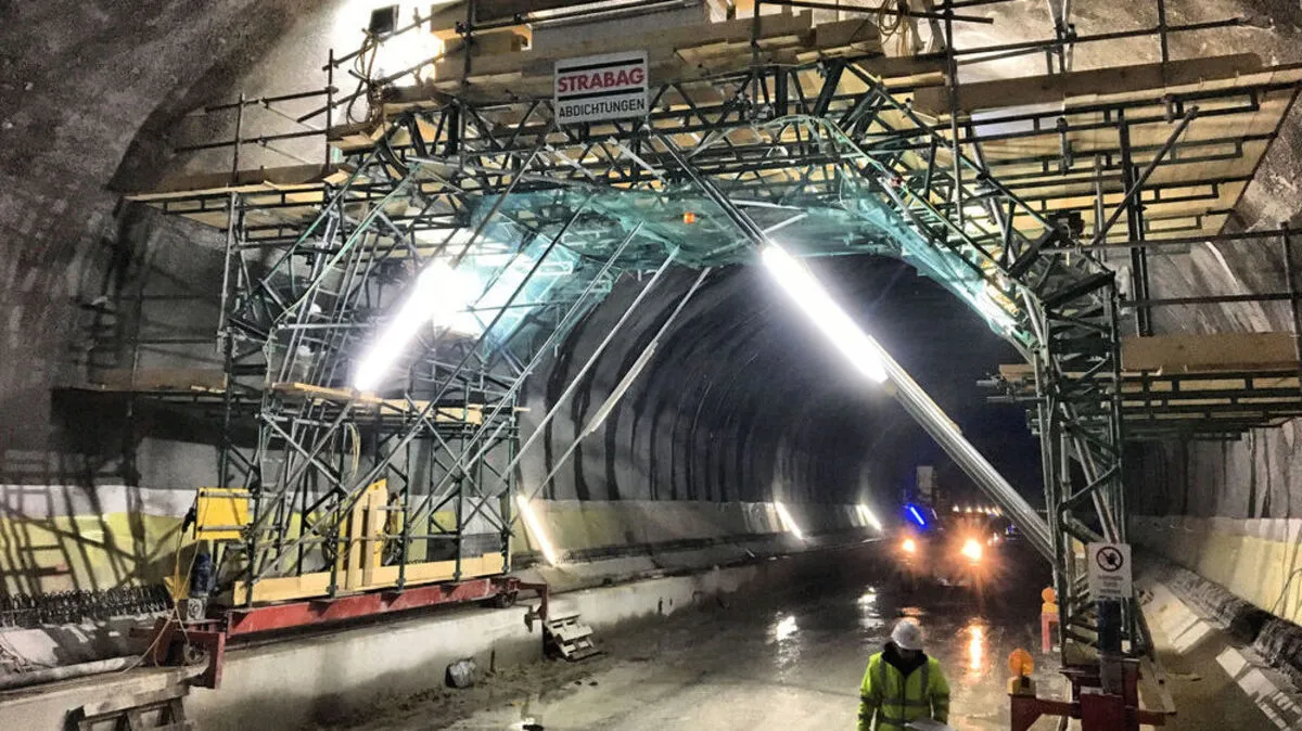 So sieht der Abdichtungsgerüstwagen aus, mit dessen Hilfe die Tunnelröhre innen abgedichtet wird