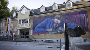 Christine Lavant, gemalt von Werner Berg, auf einer Fassade auf dem Hauptplatz