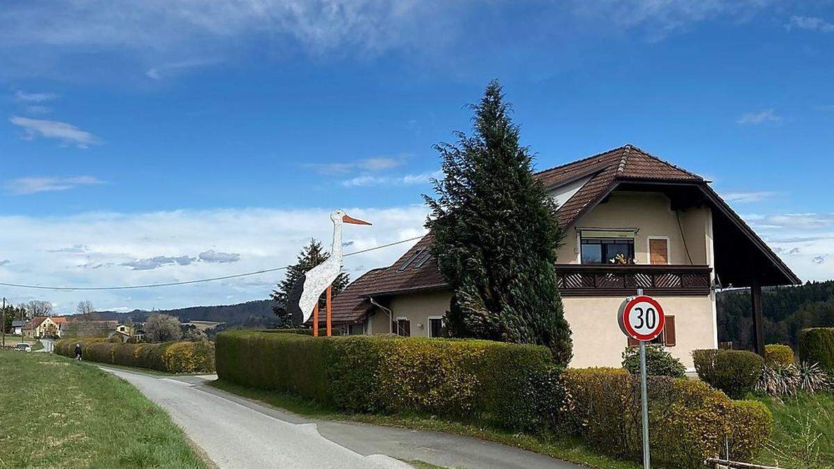 7,09 Meter hoch ist der Storch, der derzeit in Mellach steht